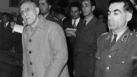 نخستوزیر پیشین ایران، محمد مصدق، ۲۱ دسامبر ۱۹۵۳ (۳۰ آذر ۱۳۳۲) در دادگاه نظامی تهران به سه سال زندان انفرادی محکوم شد / STR / Associated Press