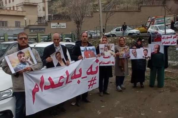 عائلات السجناء السياسيين المحكومين بالإعدام في إيران يحتجون مجددا أمام سجن إيفين
