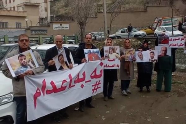 عائلات السجناء السياسيين المحكومين بالإعدام في إيران يحتجون مجددا أمام سجن إيفين
