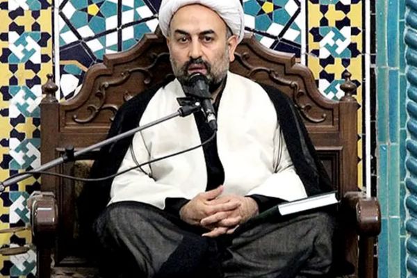 رجل دين أصولي إيراني: المواطنون أصبحوا يبصقون في وجوهنا ويرفضون ركوبنا التاكسي
