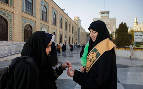 معاون تبلیغات حرم امام هشتم شیعیان: برای ایجاد فضای معنوی به زائران تذکر حجاب میدهیم