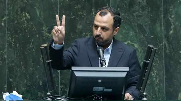 Iran's economy minister Ehsan Khanduzi speaking in parliament.