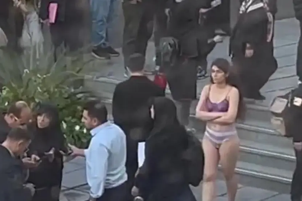 استمرار احتجاز "فتاة جامعة العلوم" بطهران في مركز للعلاج النفسي.. ونشطاء: أسلوب قمعي مبتذل