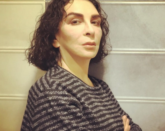 افسانه بایگان و آزاده صمدی دو بازیگری بودند که به دلیل اعتراض به حجاب اجباری در جریان خیزش انقلابی، حکومت به آنها «بیماری روحی و شخصیت ضد اجتماعی» نسبت داد