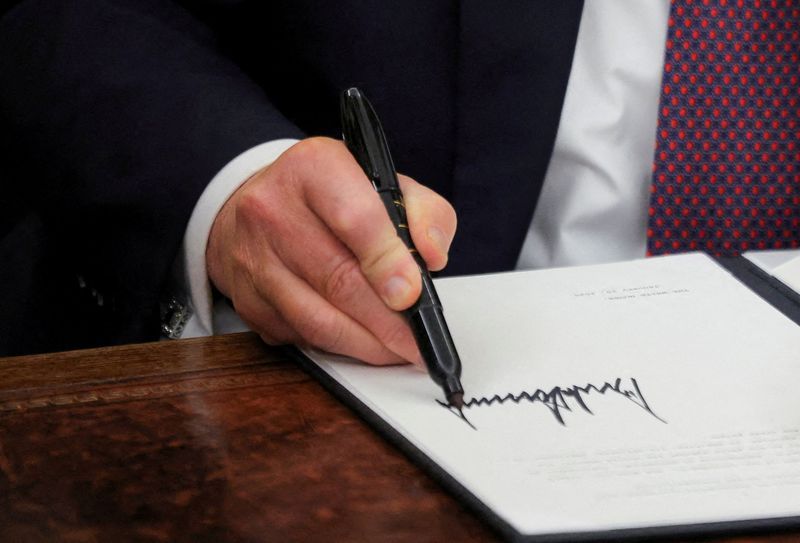 ترامپ لایحه کاهش مالیات و هزینه‌ها را امضا می‌کند