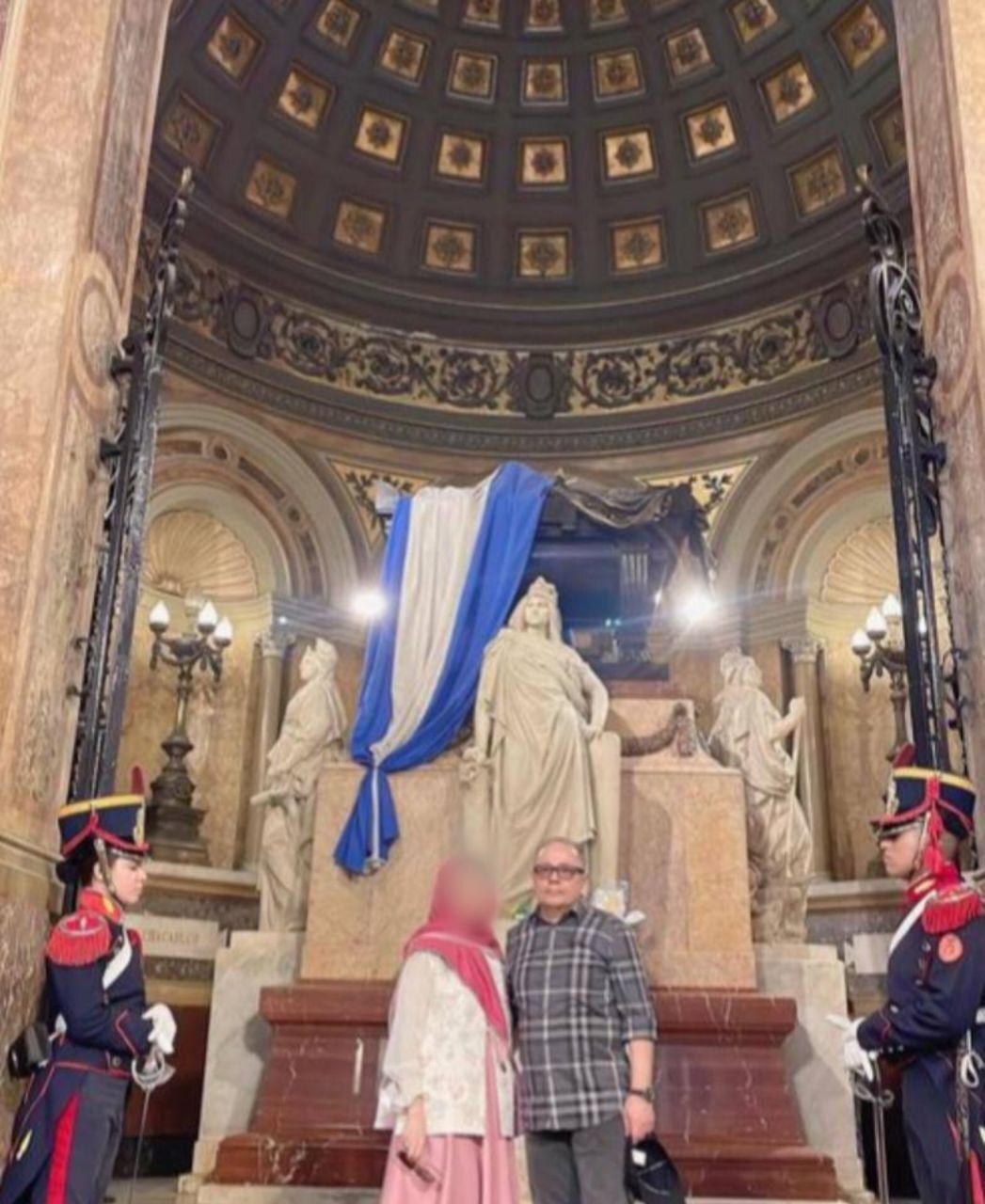 در تصاویر منتشر شده، اسکویی در آرژانتین دیده شده است، تورهای لوکس قطب جنوب، سفر دریایی خود با کشتی‌های کروز را از آرژانتین آغاز می‌کنند. 