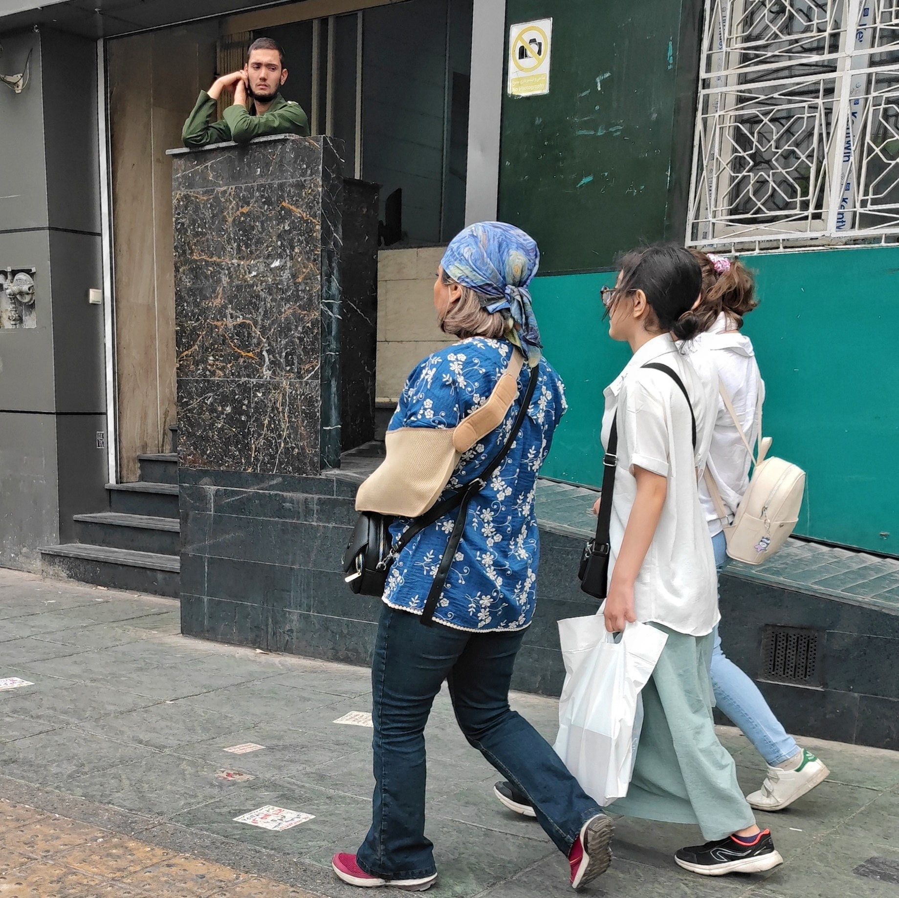 اورشلیم‌پست: با وجود سرکوب‌ها، جمهوری اسلامی سعی می‌کند تصویری متفاوت از ایران نشان دهد