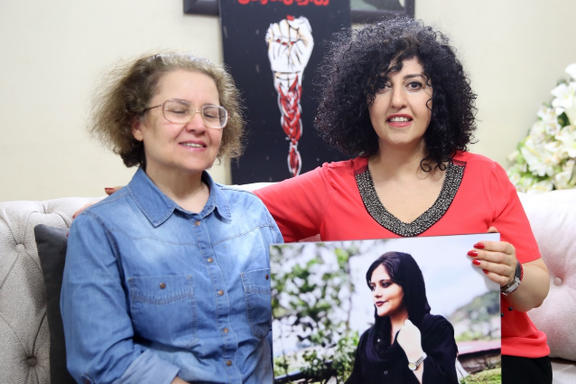 نرگس محمدی، برنده جایزه نوبل صلح در کنار صدیقه وسمقی، پژوهشگر و زندانی سیاسی پیشین