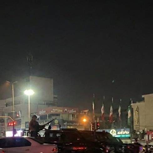 گزارش شهروندان از کنترل موبایلهای عابران، استقرار تانک در خیابانها و گرانی مواد غذایی