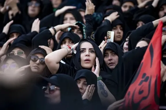حکومت برای روایتسازی از مراسم تشییع جنازه خامنهای به بلاگرهای خارجی متوسل شد