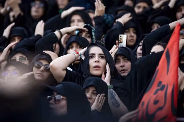 حکومت برای روایتسازی از مراسم تشییع جنازه خامنهای به بلاگرهای خارجی متوسل شد