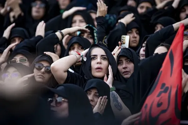 حکومت برای روایتسازی از مراسم تشییع جنازه خامنهای به بلاگرهای خارجی متوسل شد