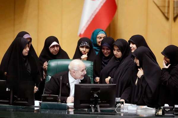 عضو کمیسیون فرهنگی مجلس: شورای عالی امنیت ملی مجوز برگزاری صحن با حضور نمایندگان را نداد