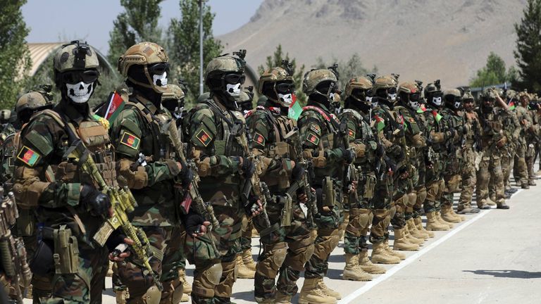تعداد قابل توجهی از کماندوهای ویژه افغان با تجهیزات نظامی به ایران گریخته‌اند