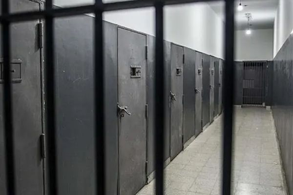 مع اتساع الاحتجاجات.. السلطات الإيرانية تعتقل مزيدا من النشطاء وزيادة عدد السجناء المضربين
