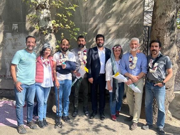 تصویر دسته جمعی زندانیان محیط زیستی پس از آزادی از زندان و جای خالی کاووس سیدامامی