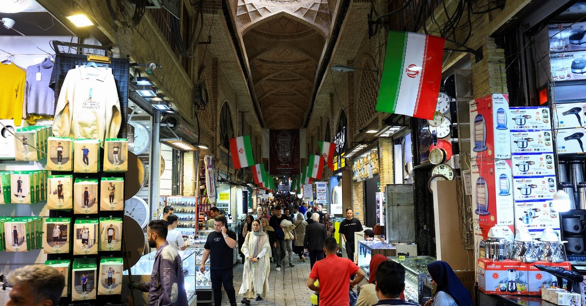 Iran currency plunges as dollar crosses 1.8 million in open market