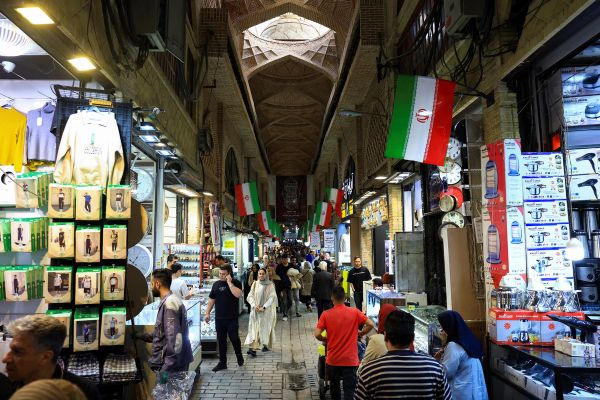 Iran currency plunges as dollar crosses 1.8 million in open market