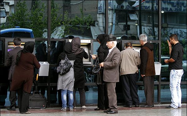 مخاوف من حذف بيانات العملاء وطوابير أمام الصرافات.. إيران تقرّ بتعرض بنوكها لهجوم سيبراني