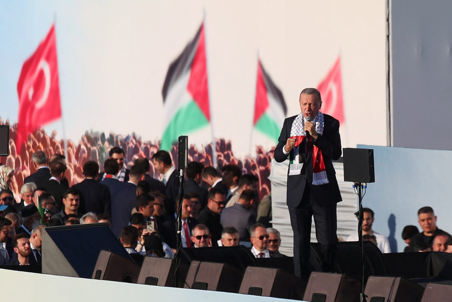 رجب طیب اردوغان، رییس‌جمهوری ترکیه، در حال سخنرانی در تجمعی در حمایت از مردم فلسطین، اکتبر ۲۰۲۳، استانبول