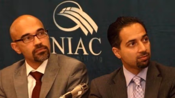 تریتا پارسی (سمت راست) و روزبه پارسی (سمت چپ)