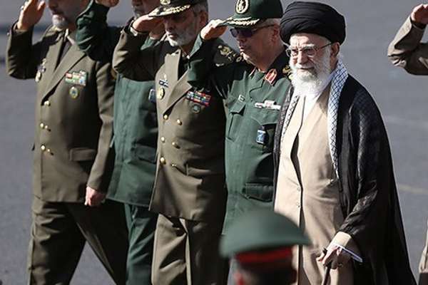 صحيفة بريطانية: أبناء مسؤولين بارزين في النظام الإيراني يطالبون بإحداث تحولات سياسية