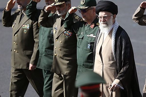 صحيفة بريطانية: أبناء مسؤولين بارزين في النظام الإيراني يطالبون بإحداث تحولات سياسية