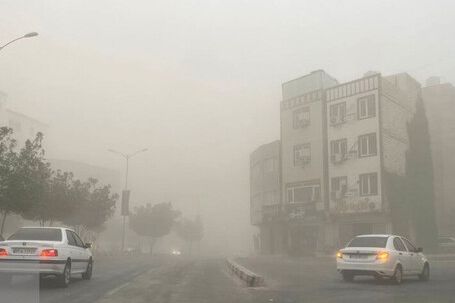 طوفان شدید گرد و خاک بندرعباس را فرا گرفت