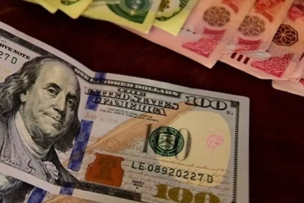 سعر الدولار والعملات الأجنبية يصل إلى مستوى قياسي جديد في إيران