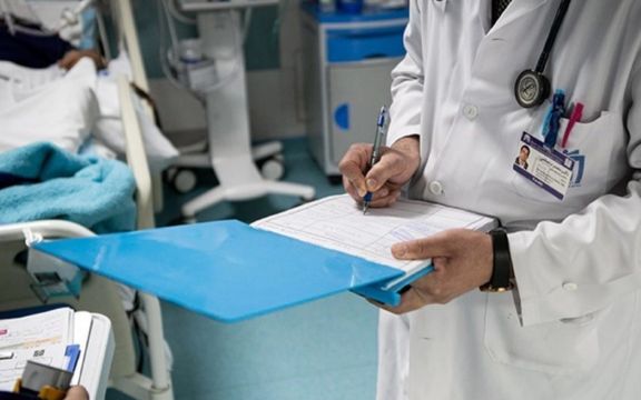 عضو کمیسیون بهداشت مجلس: ۱۵ تا ۳۰ هزار پزشک وارد کار ساختوساز، طلا و زیبایی شدهاند