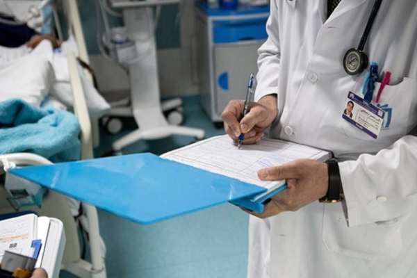 عضو کمیسیون بهداشت مجلس: ۱۵ تا ۳۰ هزار پزشک وارد کار ساختوساز، طلا و زیبایی شدهاند