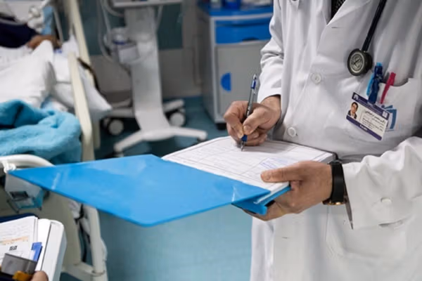 عضو کمیسیون بهداشت مجلس: ۱۵ تا ۳۰ هزار پزشک وارد کار ساختوساز، طلا و زیبایی شدهاند