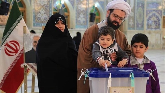 An Iranian family casting votes for parliamentary elections in the city of Esfahan (Isfahan)