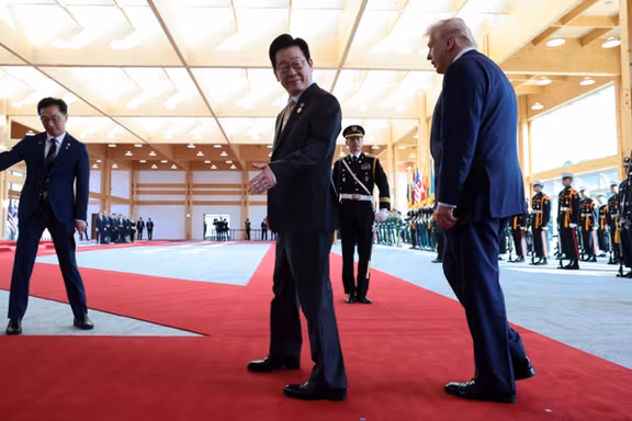 دیدار روسای جمهوری آمریکا و کره جنوبی در حاشیه نشست سران همکاری اقتصادی آسیا-اقیانوسیه (اپک) در شهر گیونگجو، هفتم آبان