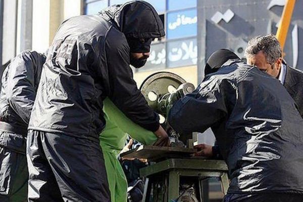 حرمان ثلاثة سجناء من الخدمات الطبية بعد تنفيذ حكم بقطع أصابعهم في إيران