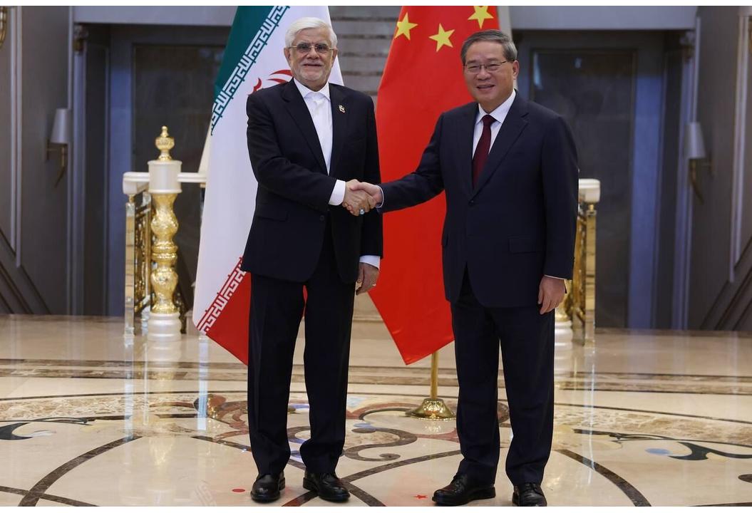 Iranian First Vice President Mohammad Reza Aref meets Chinese Premier Li Qiang in Dushanbe, Tajikistan, October 19, 2026. (IRNA)