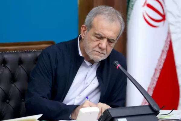الرئيس الإيراني يصدر قانون الضرائب الجديد لتحصيل أموال من المواطنين بسبب التضخم