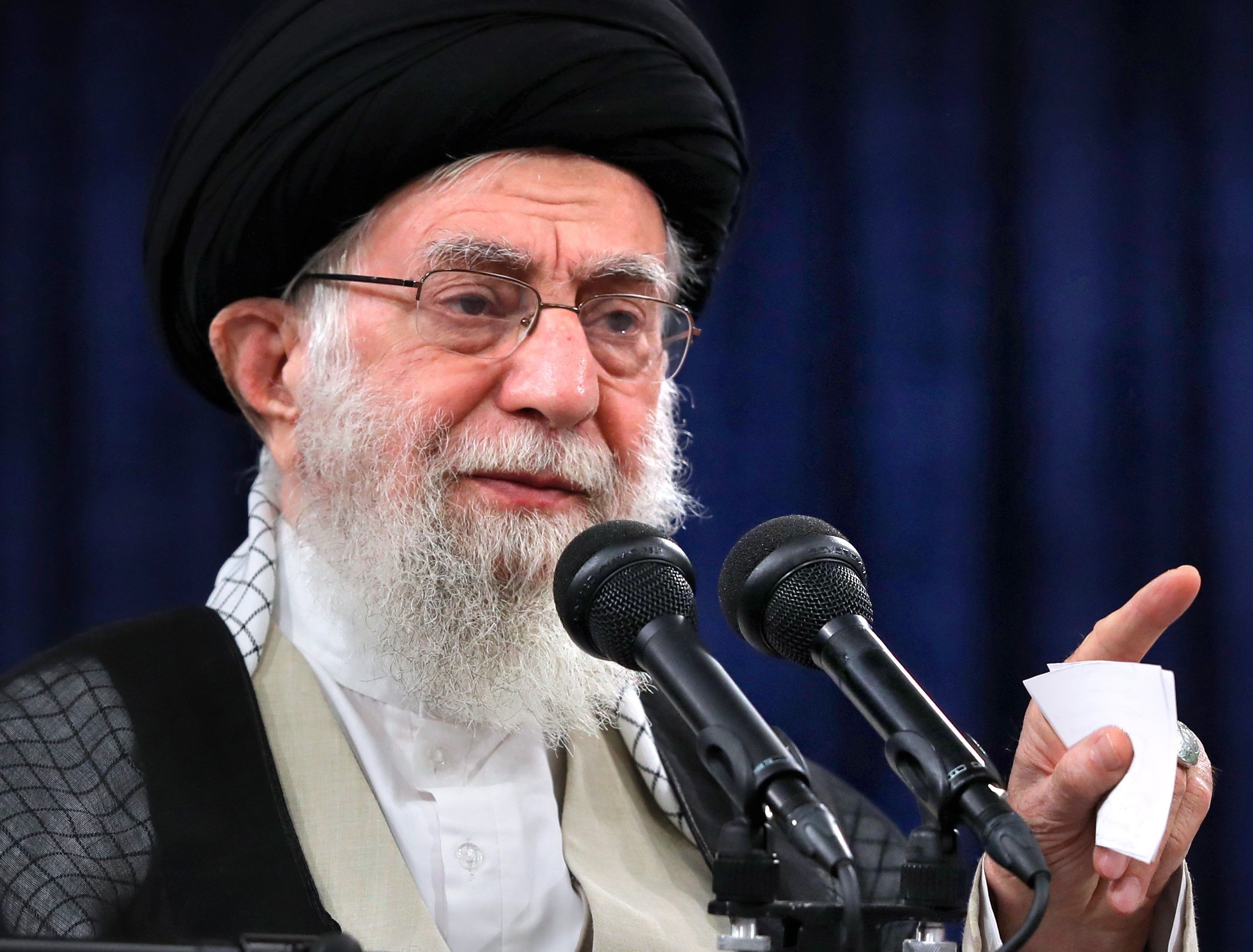 خامنئي يهاجم التلفزيون الإيراني بسبب انتقاده للشرطة.. ورئيس المؤسسة يعتذر