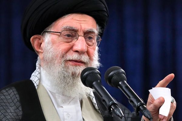 خامنئي يهاجم التلفزيون الإيراني بسبب انتقاده للشرطة.. ورئيس المؤسسة يعتذر