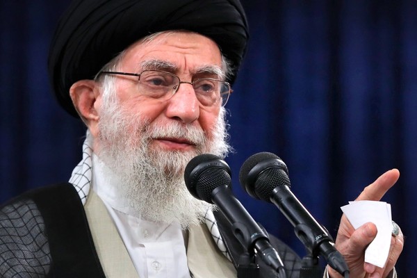 خامنئي يهاجم التلفزيون الإيراني بسبب انتقاده للشرطة.. ورئيس المؤسسة يعتذر