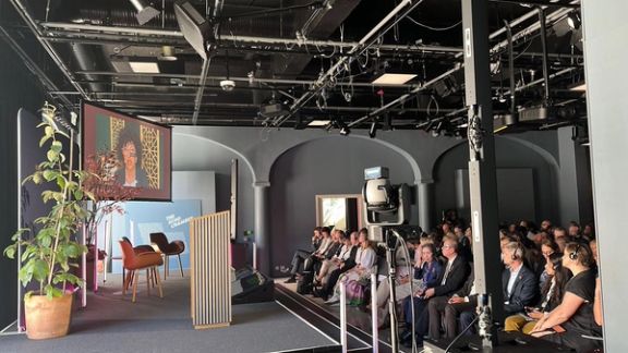 نرگس محمدی: مردم ایران قربانی سیاستهای جمهوری اسلامی از جمله برنامه هستهای شدهاند