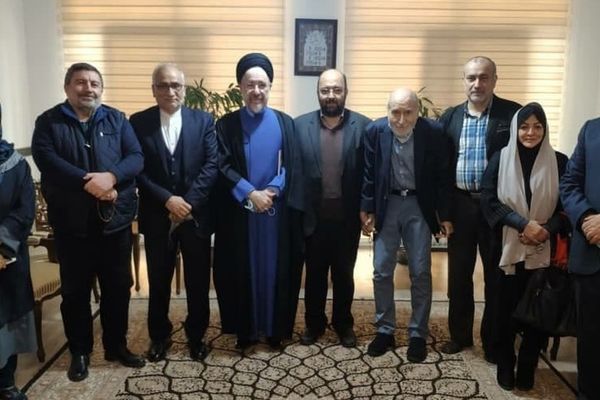 الإصلاحيون يقدمون حلولا ومقترحات لإنهاء انتفاضة الشعب الإيراني