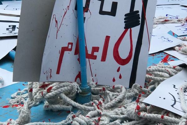 700 شخصية ثقافية عالمية تدين عمليات الإعدام في إيران وتدعو لـ"انتفاضة ضد جرائم النظام"
