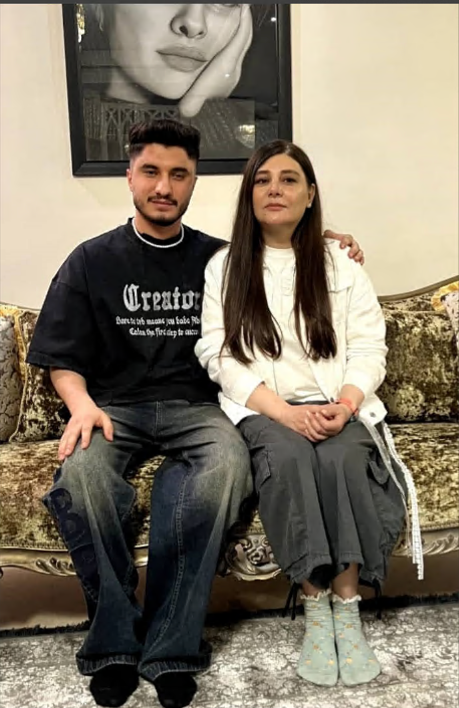 انتشار تصویری از متین حسنی، آسیب دیده چشمی اعتراضات در کنار هنگامه قاضیانی، بازیگر