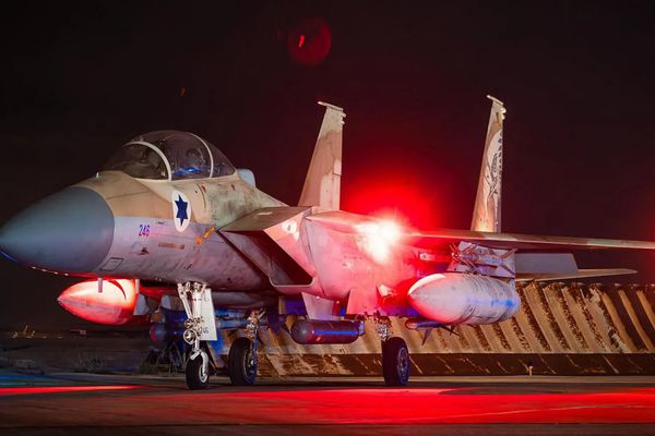 صحيفة "ذا صن": الولايات المتحدة وإسرائيل تستعدان لهجوم واسع على إيران