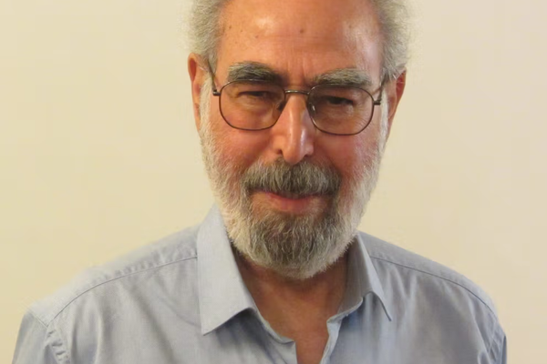 سجين سياسي إيراني: النظام الحالي غير قابل للإصلاح ولن يتراجع إلا بالمقاومة