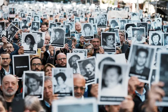 مراسم گرامیداشت قربانیان بمبگذاری آمیا، بوئنوس آیرس، تیرماه ۱۴۰۳