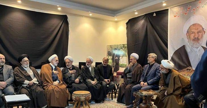 إيرانيون يشيدون بـ "بائع الشاي البطل" المشتبه به في قتل القاضيين ويسخرون من خامنئي