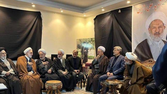 إيرانيون يشيدون بـ "بائع الشاي البطل" المشتبه به في قتل القاضيين ويسخرون من خامنئي