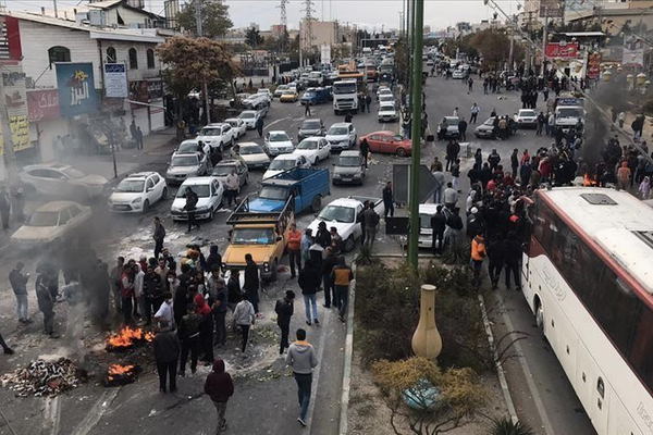 خاص: نظام طهران يتخوف من اندلاع احتجاجات عند ترشيد استهلاك البنزين.. وتحذيرات من عام صعب